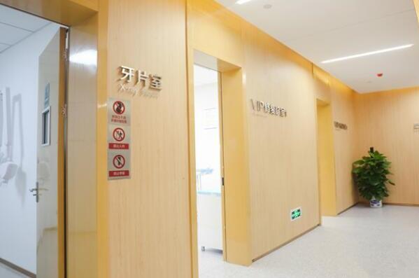 上海排名前十的烤瓷牙医院公布，圣贝口腔门诊有放心靠谱的烤瓷牙修复，榜八医院医疗实力出名！